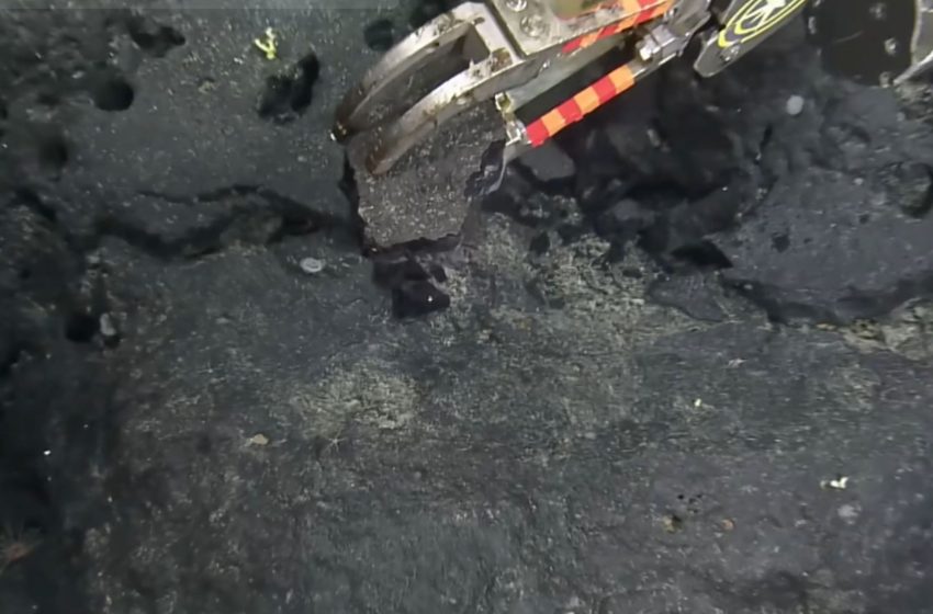  Scientists find a “yellow brick road” thousands of feet below the sea