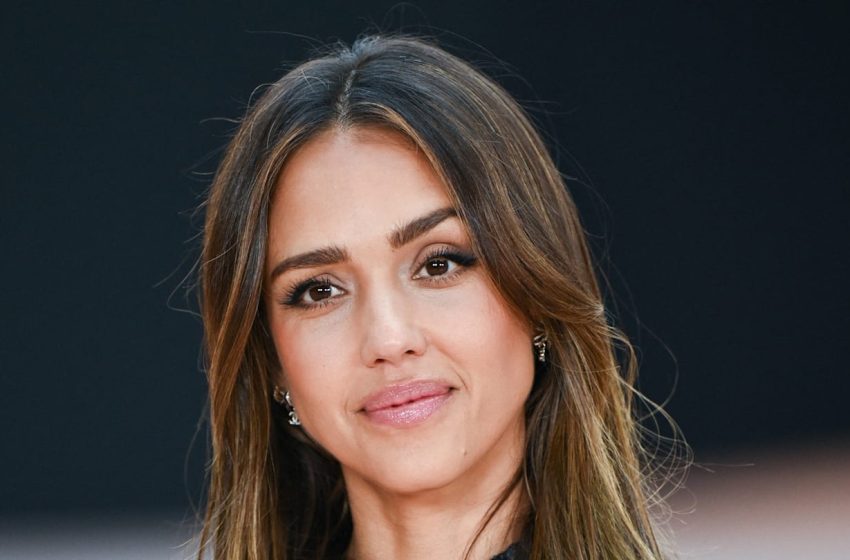  Joe Burrow, Jessica Alba Dating Rumor Gets Unfortunate Update