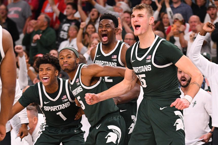 Fears celebrates with teammates on the bench a game against the Arizona Wildcats in November 2023.