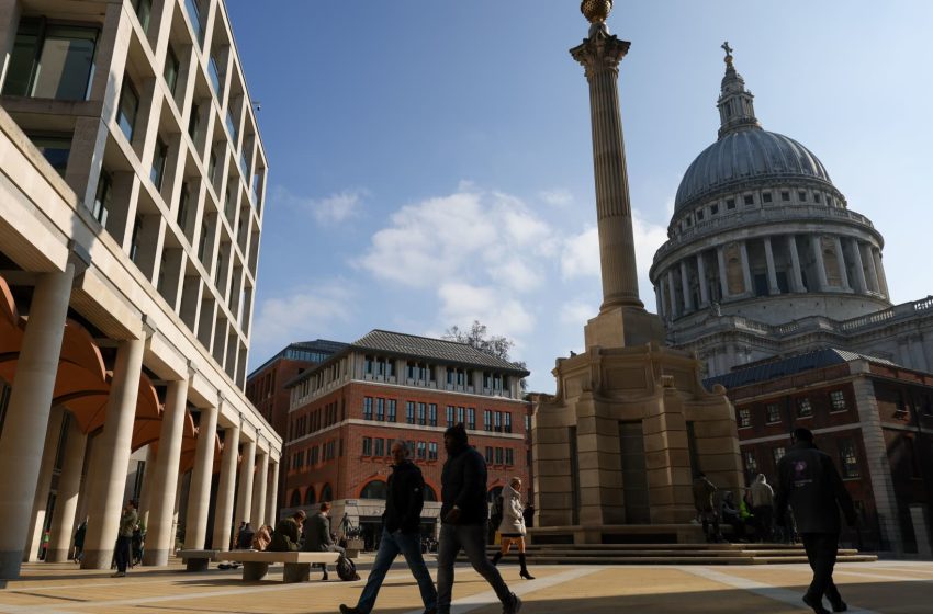  FTSE 100, UK stocks defensive stocks amid Middle East conflict