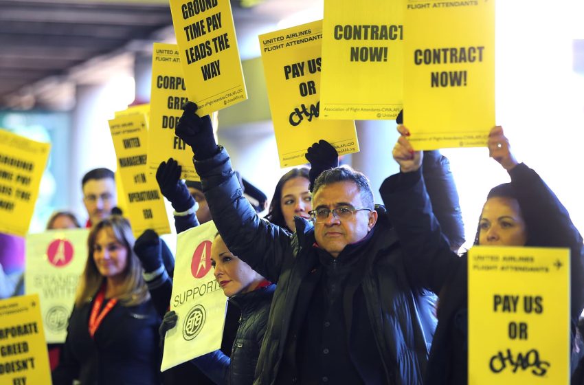  United Airlines, flight attendants reach labor deal, with raises