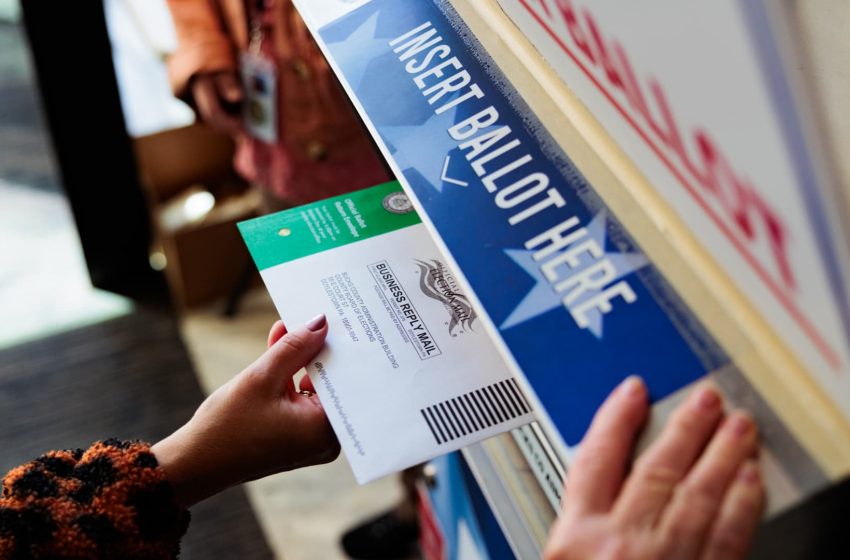  Trump signs executive order limiting mail-in voting