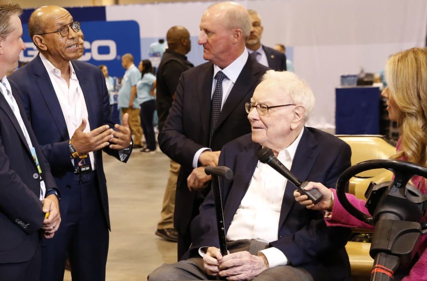  Berkshire Hathaway shares drop 4.9% after poor fourth-quarter results