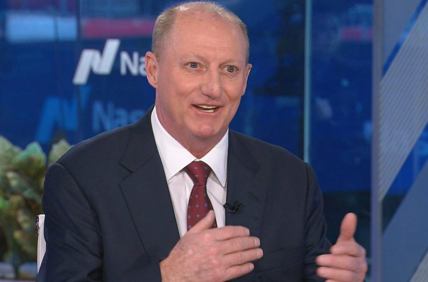  Greg Abel makes his first big moves as Berkshire Hathaway CEO. Is it time to buy back in?