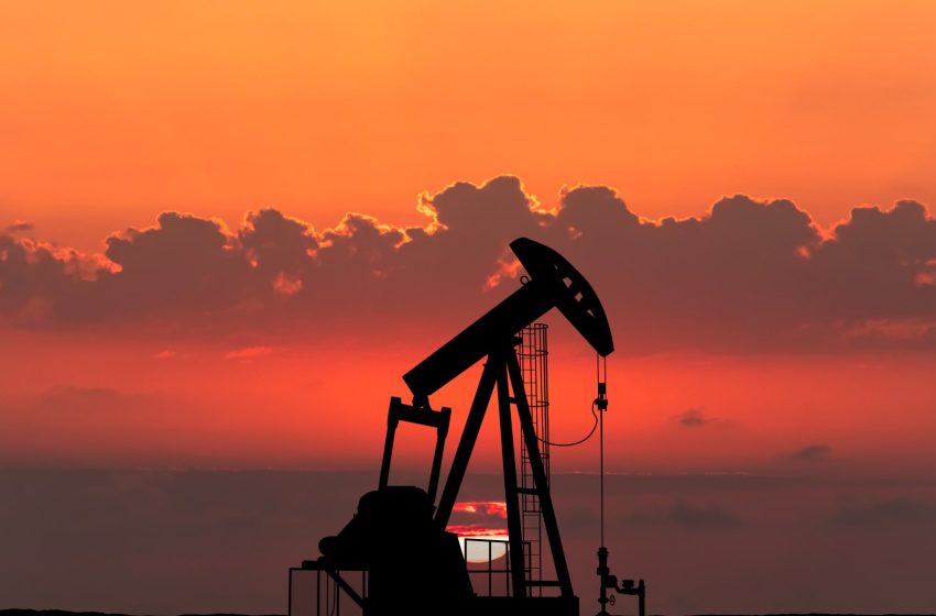  Oil plunges as Trump warns Iran against blockading Strait of Hormuz