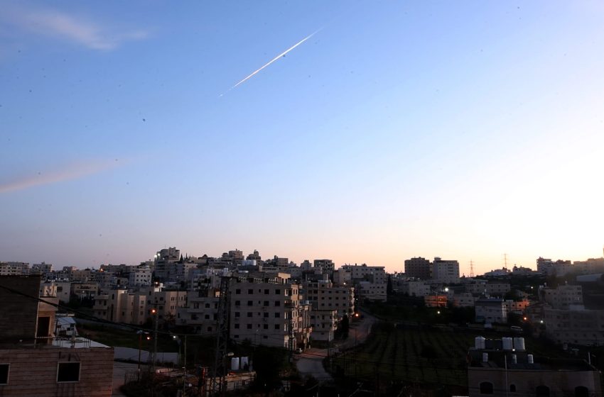  Asia markets trade mixed as oil markets whipsaw, Trump mulls war exit