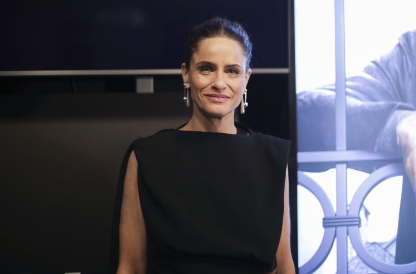  As Her Parents Were Dying, Amanda Peet Fought Cancer