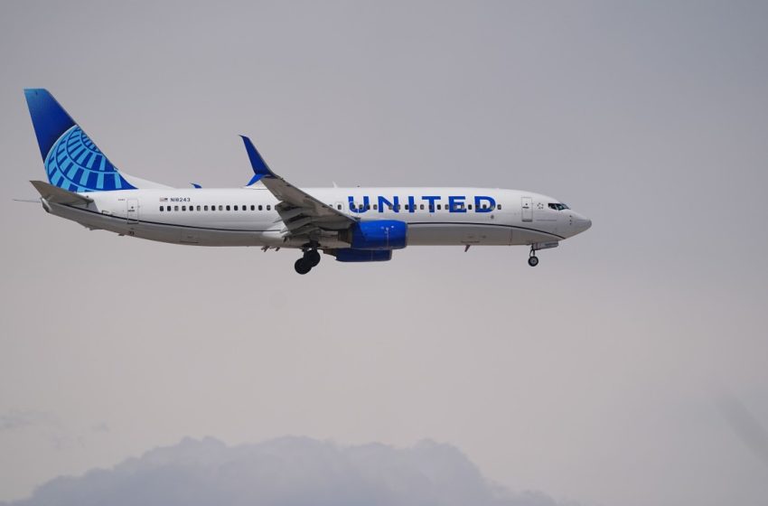  United to Offer 3-Seat ‘Couches’ on Long Flights