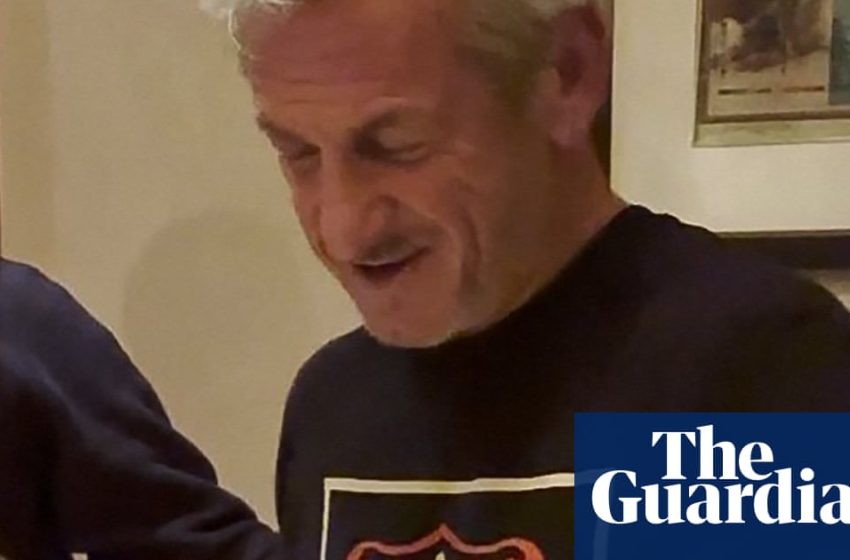  Sean Penn receives ‘Oscar’ made from damaged Ukrainian rail carriage after Zelenskyy meeting | Sean Penn