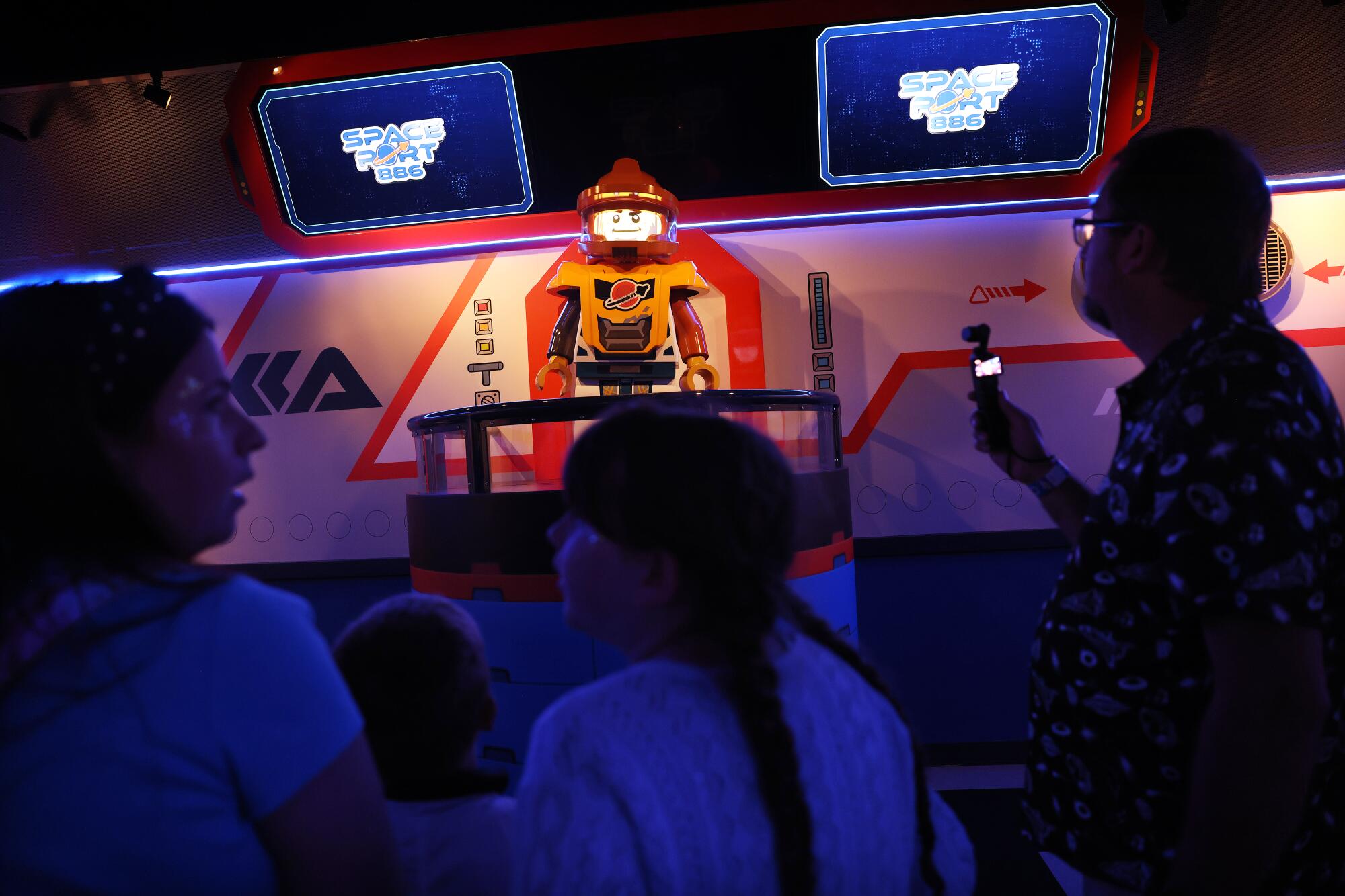 The character of Biff Dipper is Legoland’s first animatronic figure. Dipper is in the preshow of the Galacticoaster.
