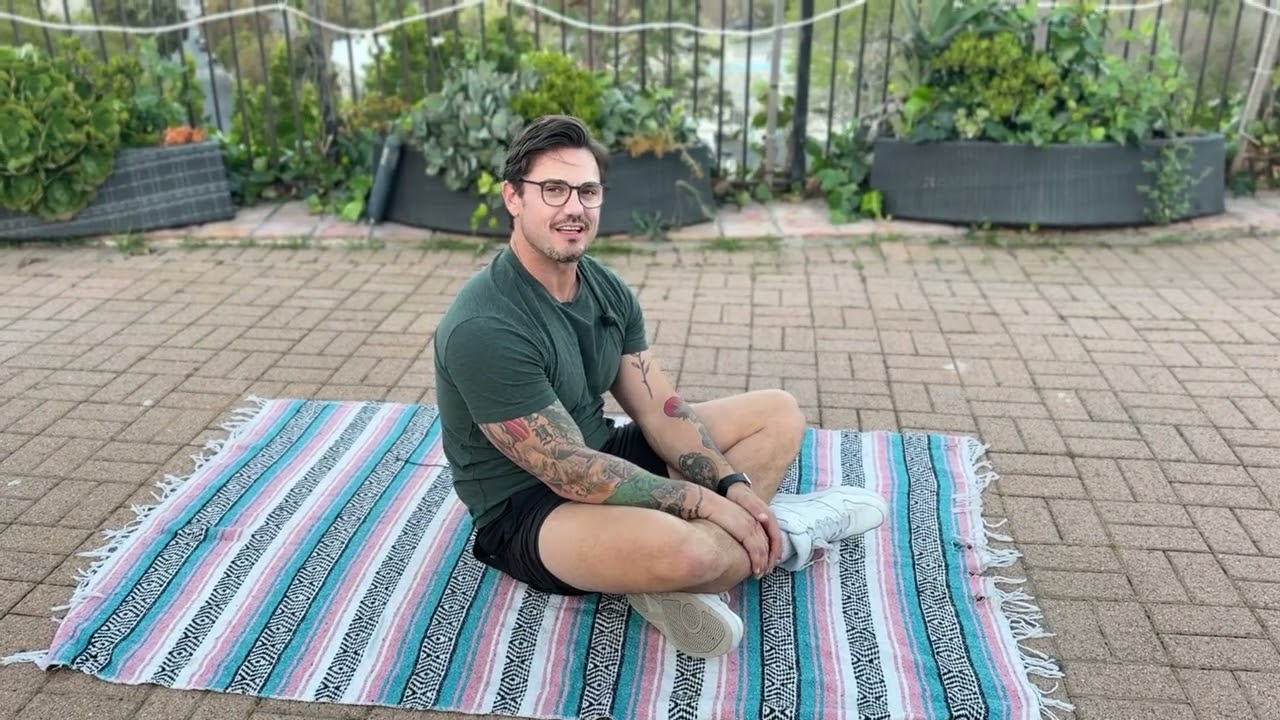 How to do proper Lying Scissor Kicks - YouTube