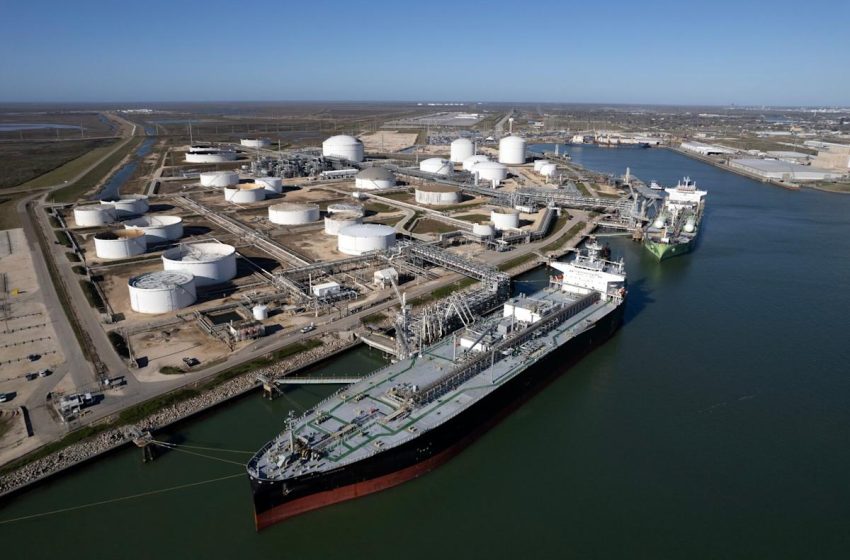  Brent Oil Soars Back Above $100 as Impact From Iran War Deepens