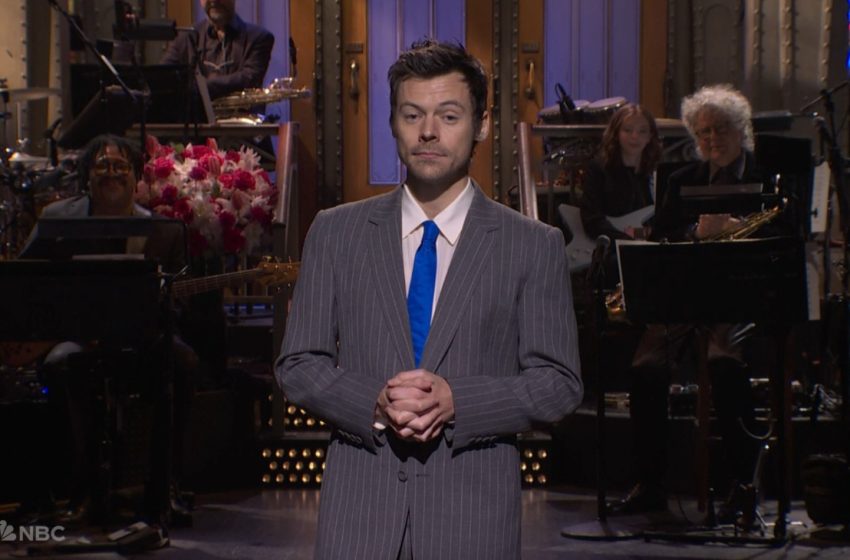 Harry Styles Address Queerbaiting Claims on SNL, Kisses Ben Marshall