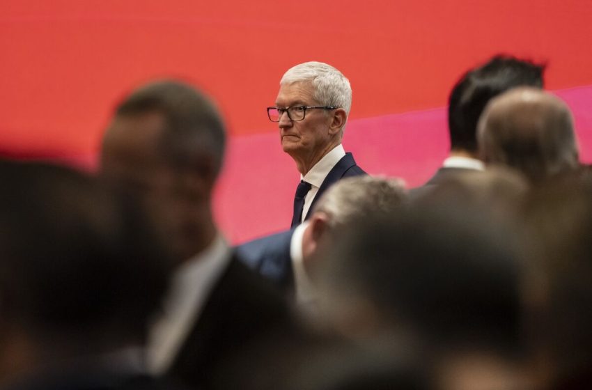 Apple CEO Praises China Partners as Beijing Applies Pressure