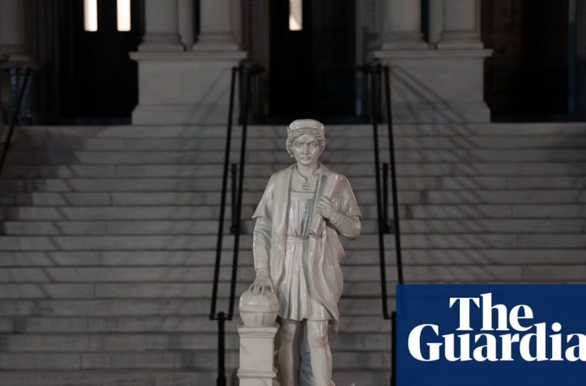  Trump erects statue of Christopher Columbus in White House grounds | Donald Trump
