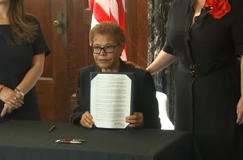  Mayor Karen Bass signs proclamation renaming LA’s Cesar Chavez Day holiday as Farmworkers Day
