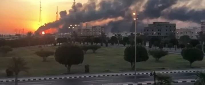  Trump Calms Oil Markets as Hormuz Crisis Persists