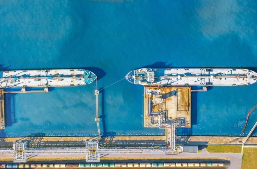  Oil Prices Surge as Brent-WTI Spread Blows Out on Iran Supply Risk