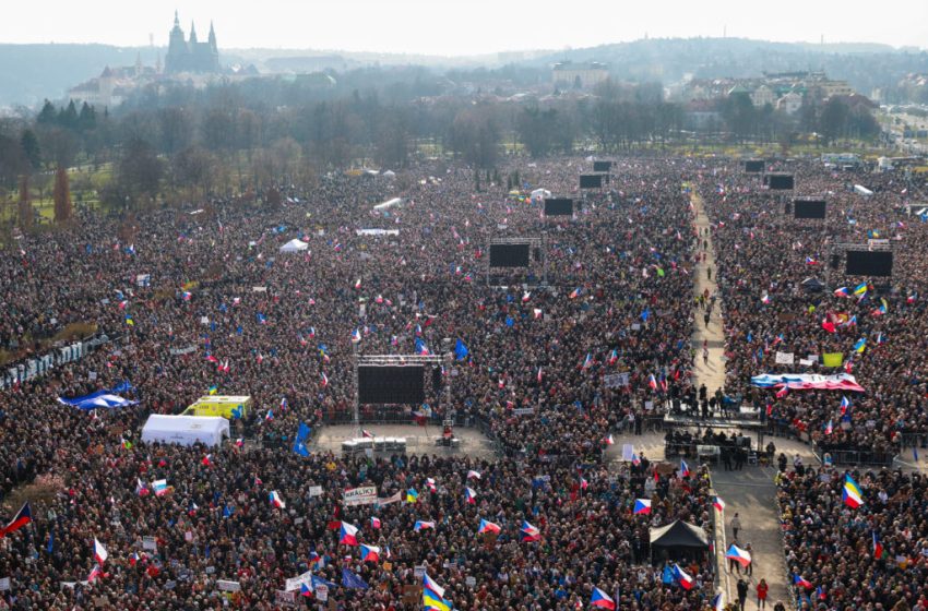  Tens of thousands of people in Prague protest against new government of Czech prime minister Babiš