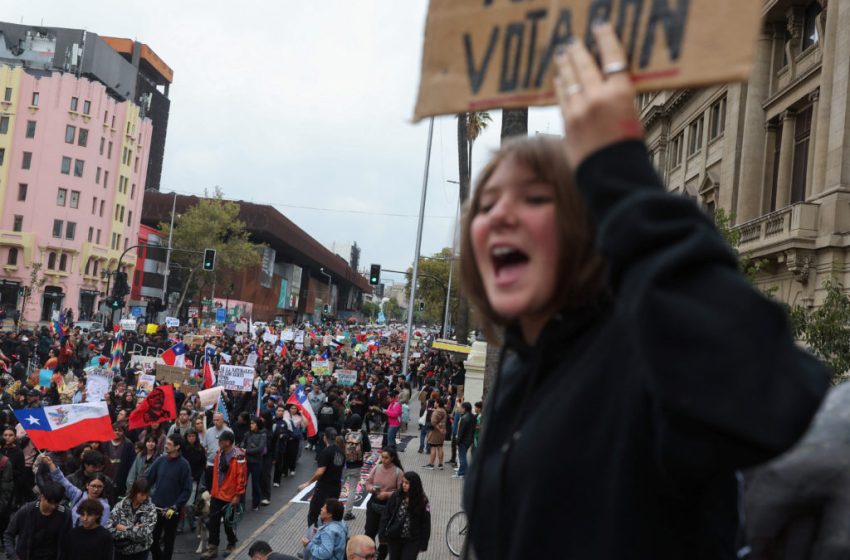  Thousands of Chileans protest President Kast’s environmental rollbacks on World Water Day