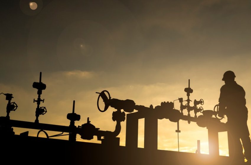  Oil Prices Spike as Iran Denies U.S. Talks and Traders Refocus on Supply Risk