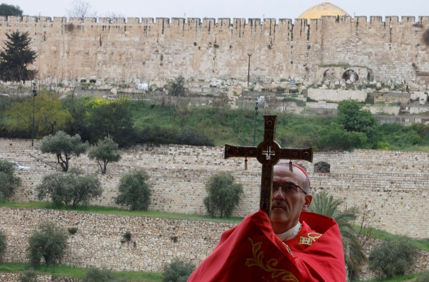  Israeli police block Catholic cardinal from Holy Sepulchre on Palm Sunday | Religion News