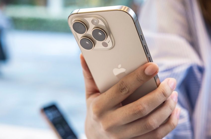  iPhone users should update software amid hacking campaigns