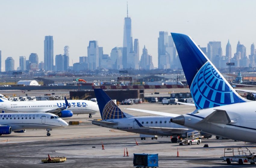  United Airlines says it will boot passengers who refuse to use headphones on planes