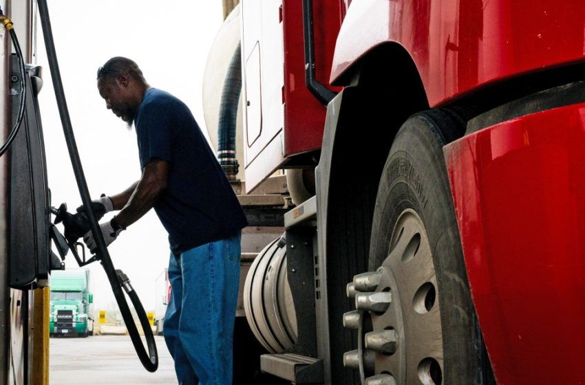  Oil prices plunge after U.S. official says Navy escorted oil ship