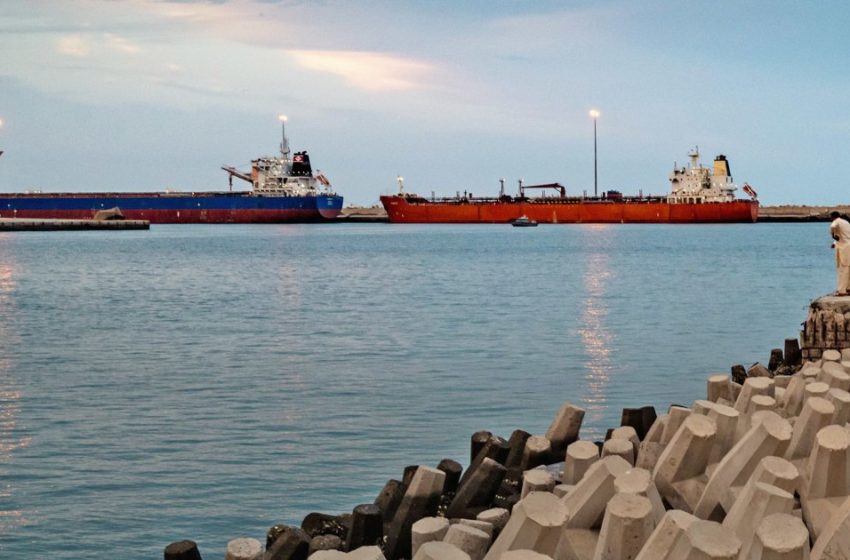  Stocks fall, oil prices rise amid doubts over U.S.-Iran talks