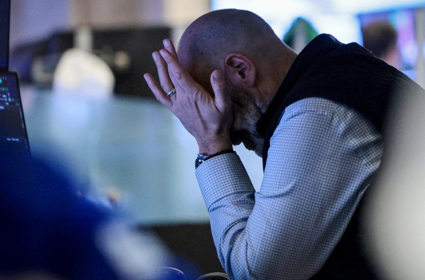  Markets plunge, oil hits $100 as Trump fails to reassure Wall St.