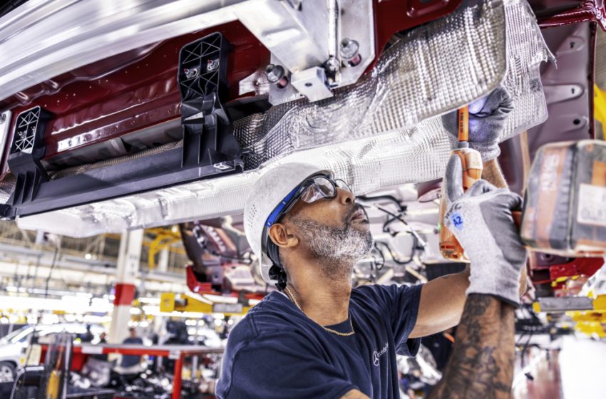  Mercedes to invest $4 billion in Alabama plant, marks 5 millionth vehicle built in state