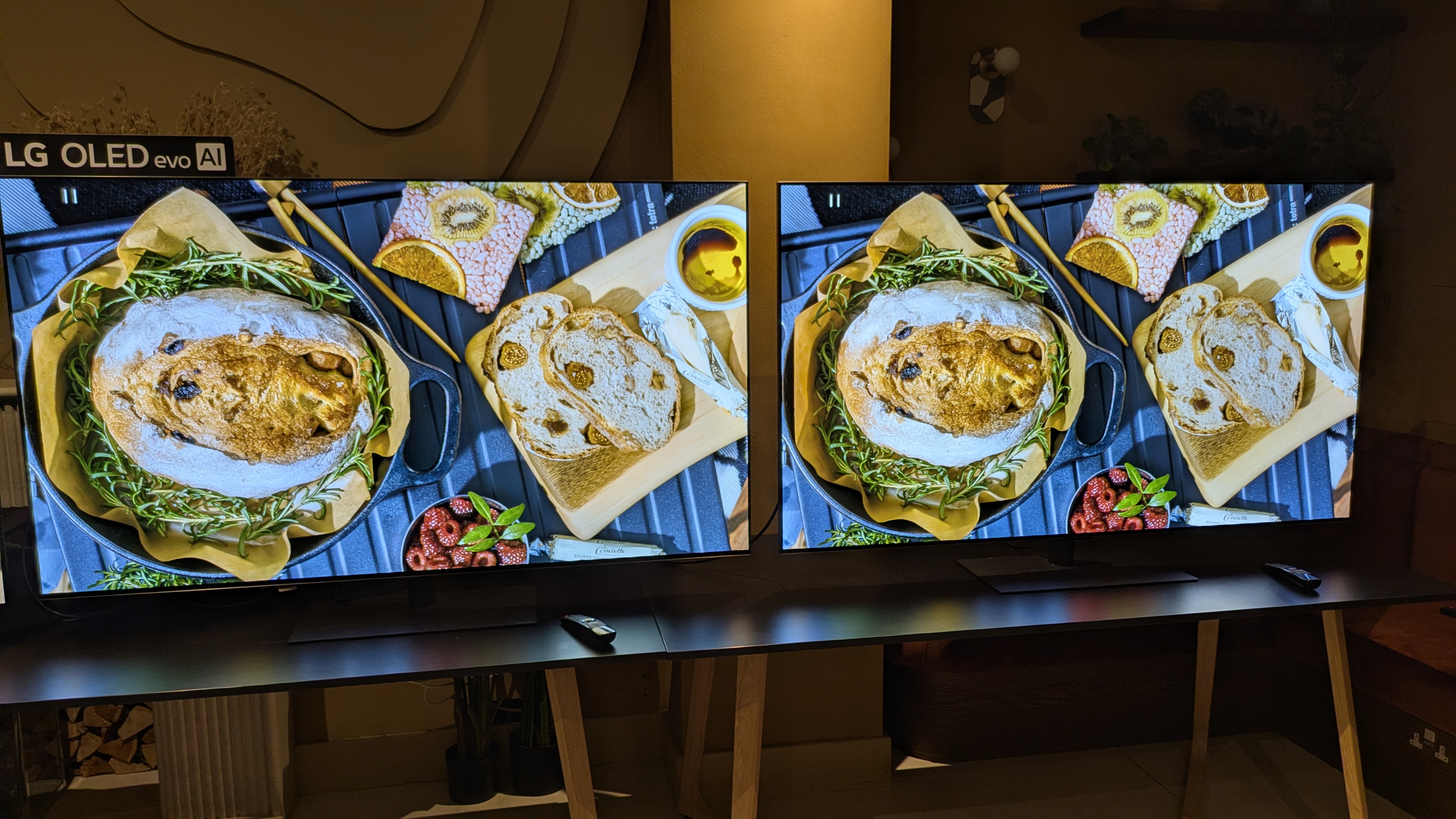 LG G6 (left) and LG G5 (right) displaying picture of bread on screen