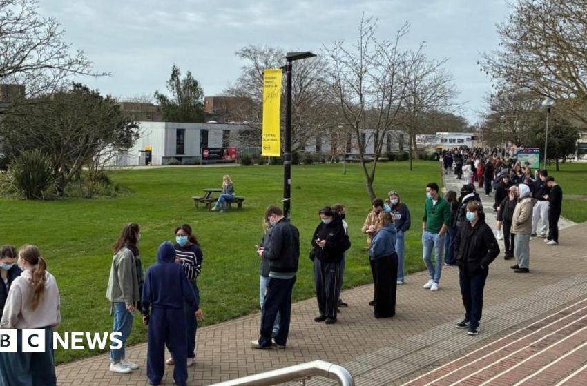  Meningitis outbreak live: Students queue for antibiotics after outbreak kills two in Kent