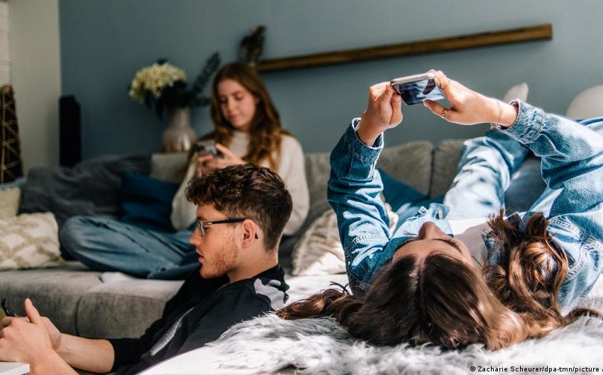  Social media makes people unhappy — World Happiness Report