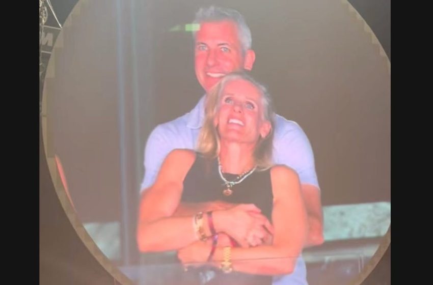  Coldplay ‘Kiss Cam’ Video: HR Exec Says She Can’t Get a Job