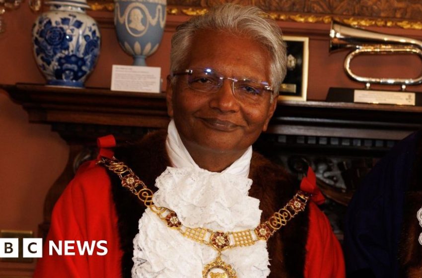  Mayor sorry for Jewish ambulance arson attack posts – BBC