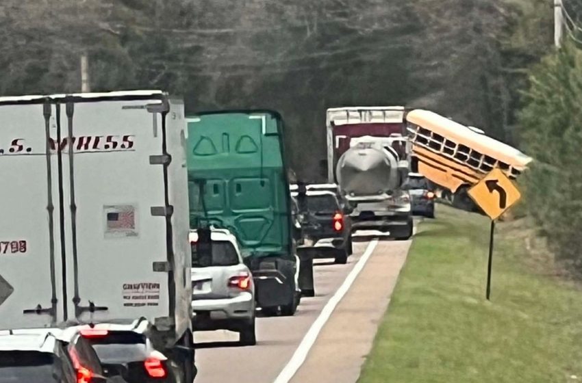  Two students dead, at least seven injured after field trip bus crash in Tennessee