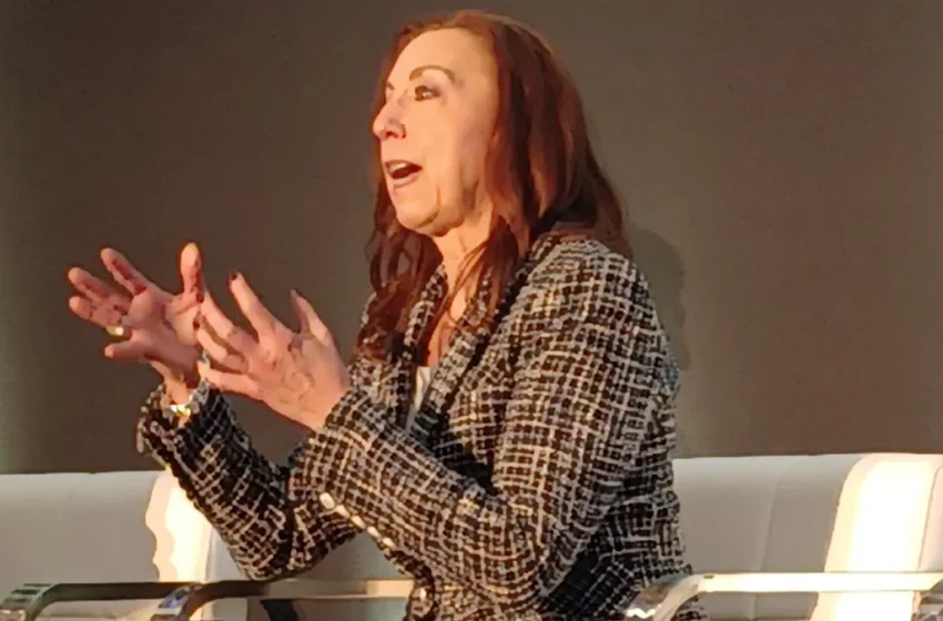  Chrysler CEO Feuell leaves company as Dodge chief takes over post