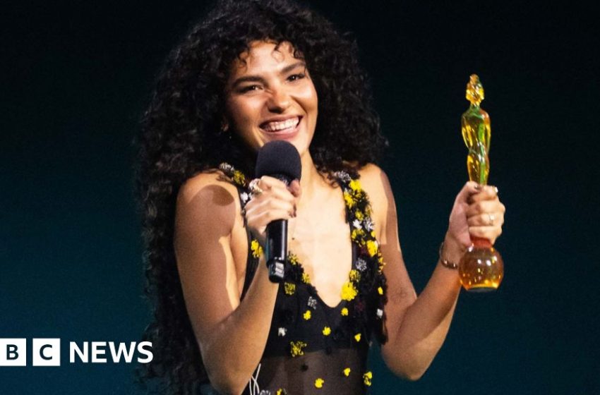  Olivia Dean crowned new UK queen of pop as Brit Awards hit the north – BBC