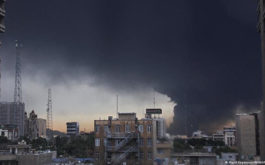  Israel strikes oil storage sites near Tehran