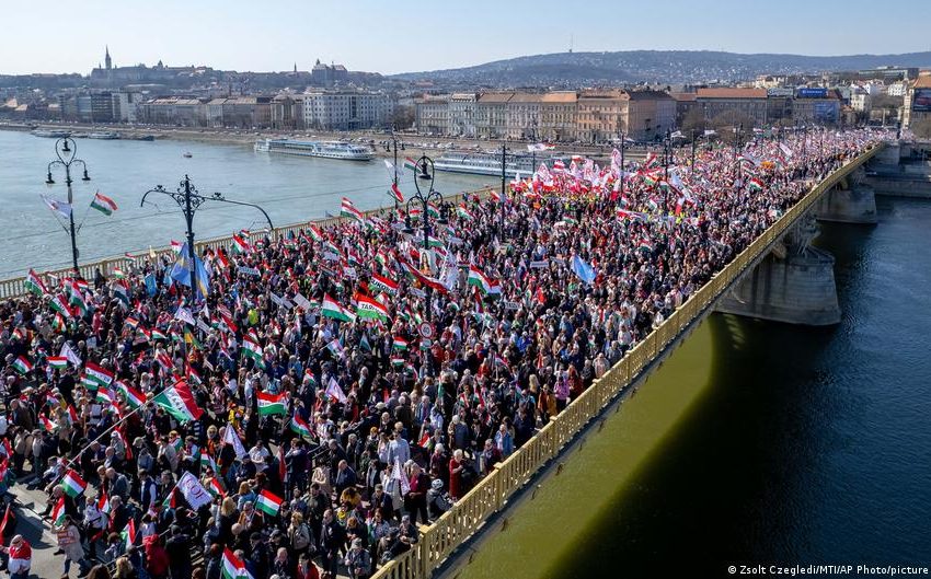  Hungary’s rival parties hold parallel rallies ahead of vote