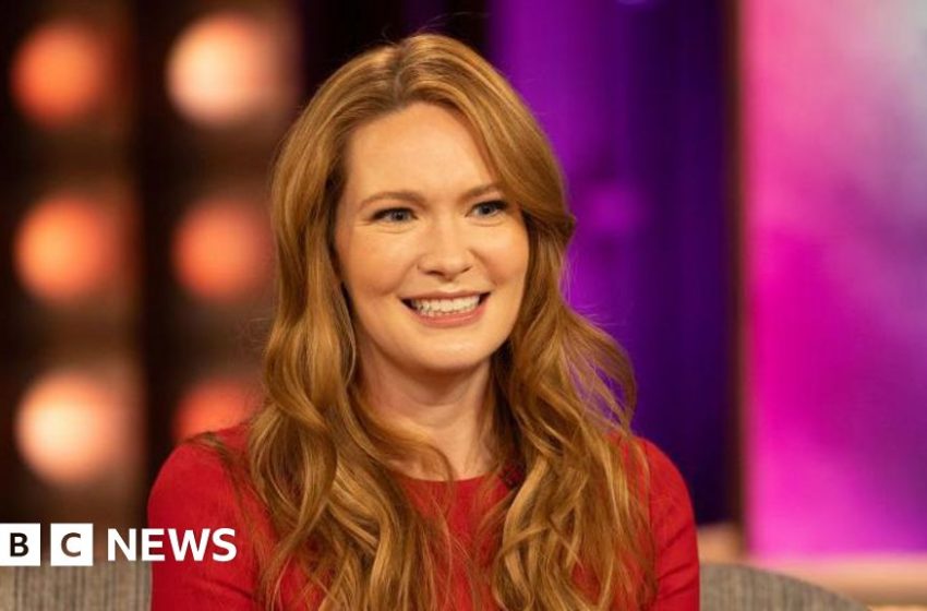  Romantasy author Sarah J Maas announces two new novels in bestselling series – BBC