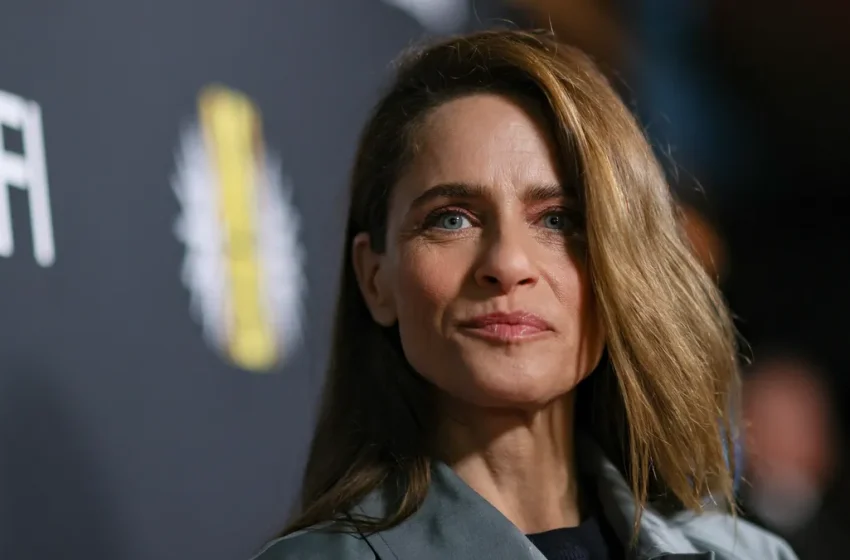  Amanda Peet reveals breast cancer diagnosis, parents’ deaths