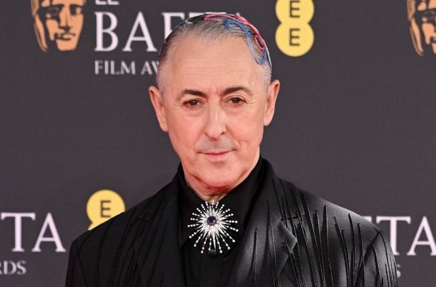  Alan Cumming Apologizes for a ‘Trauma Triggering’ BAFTAs