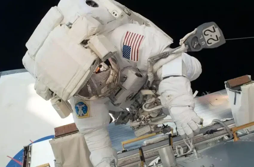  Cosmonaut warned to immediately leave area after discovering ‘blob’ growing outside International Space Station