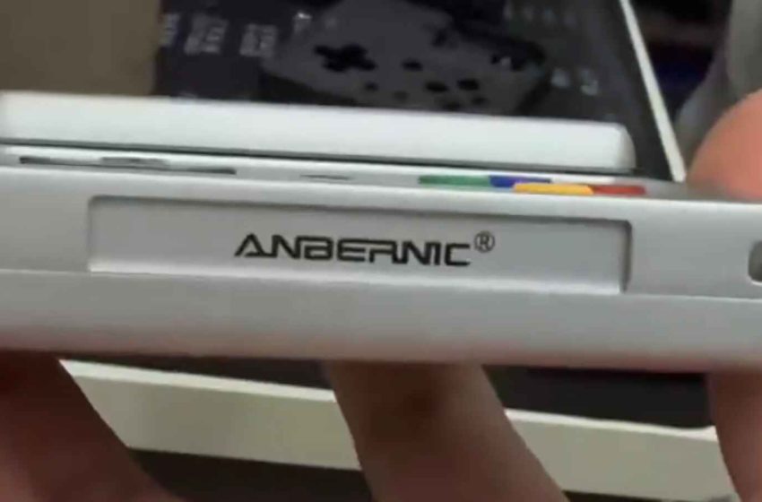  Anbernic’s Next Handheld Might Flip the Script With a Rotating Screen