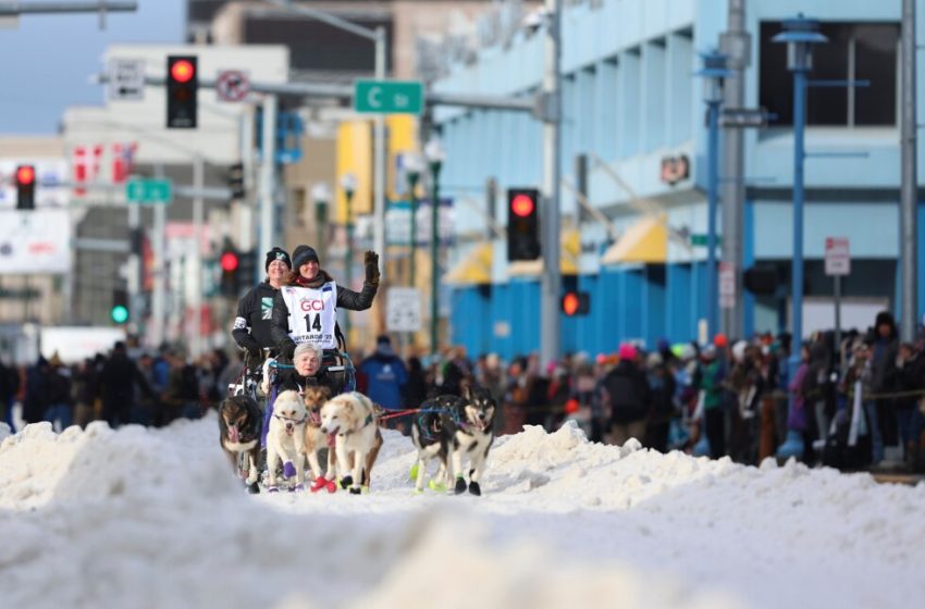  Barking dogs take over downtown Anchorage for Iditarod start