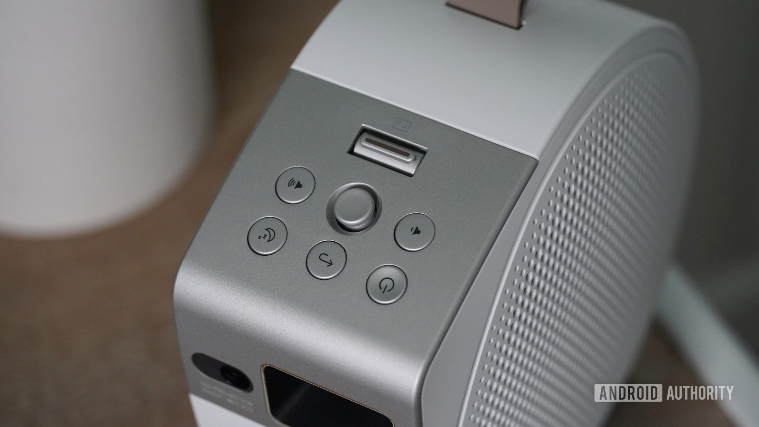 The BenQ GV32 features a basic built-in remote.