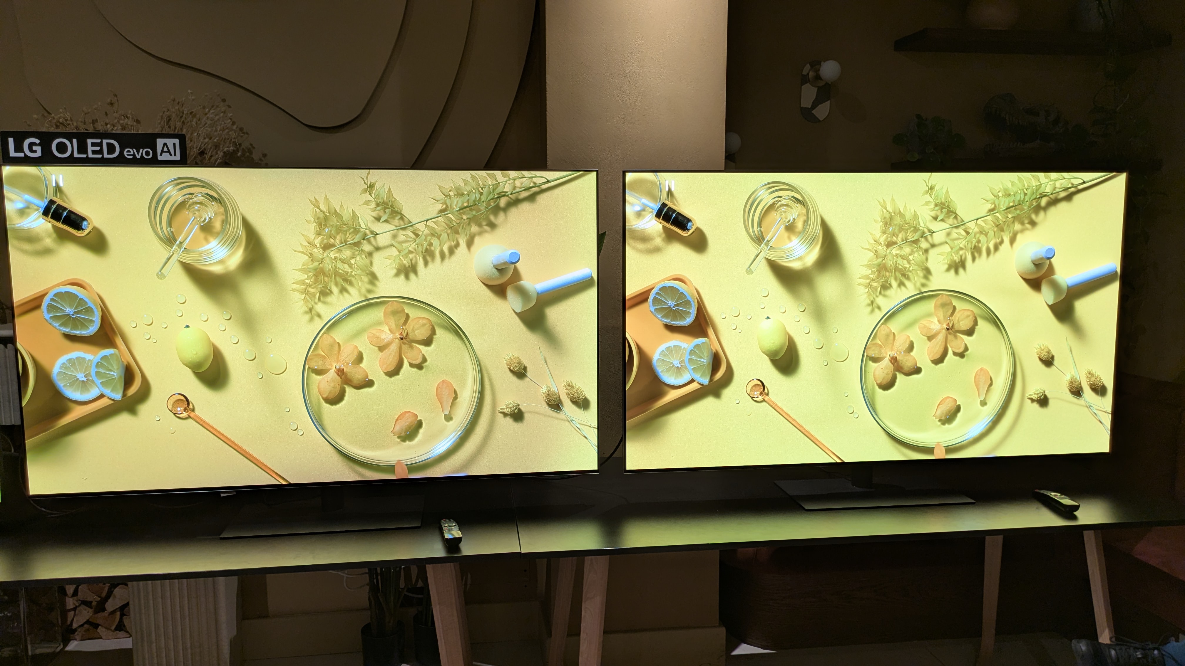 Lg G6 (left) and LG G5 (right) displaying yellow picture on screen